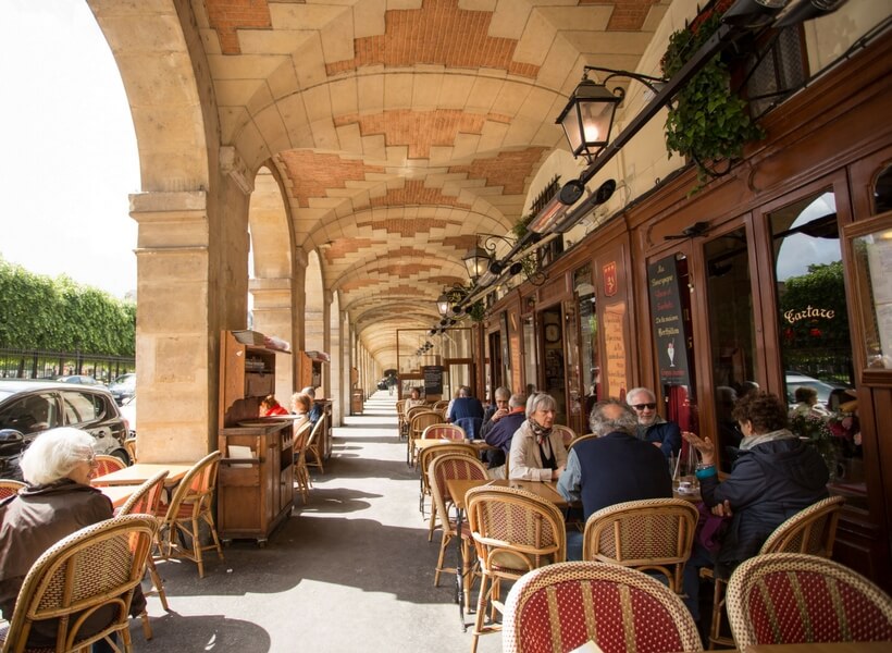 Le marais neighborhood, café around the Place des Vosges