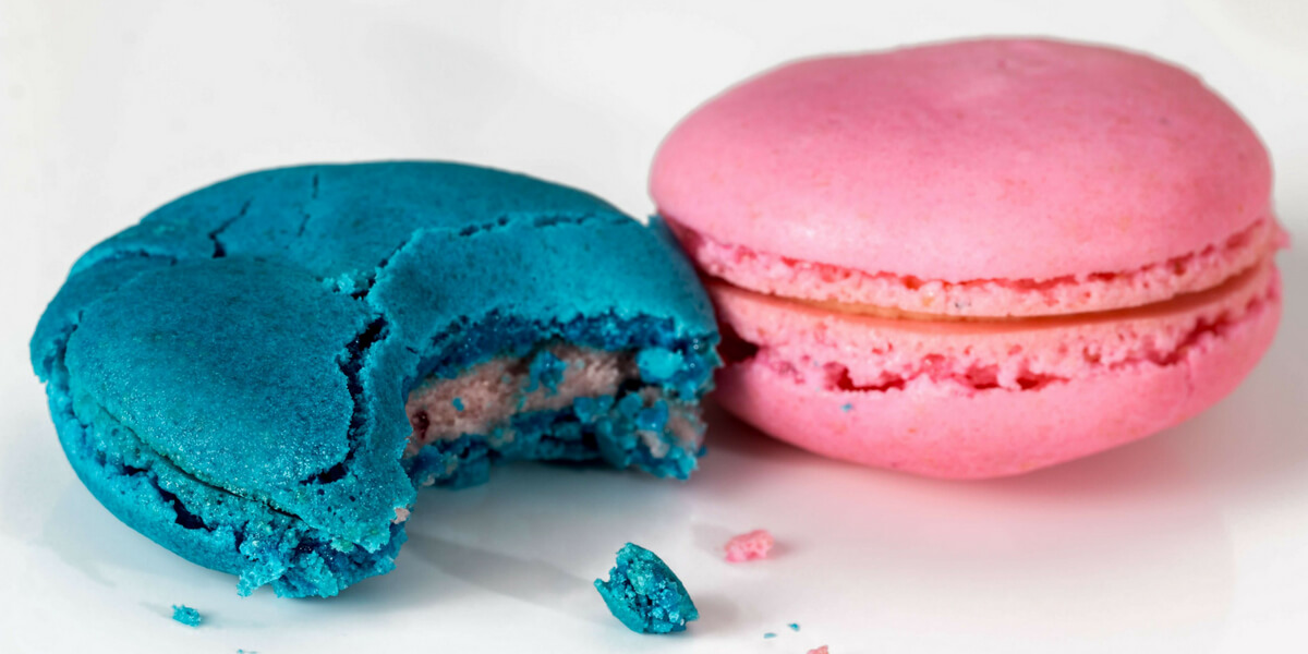 beautiful blue and pink macarons: Chocolate and Macarons episode