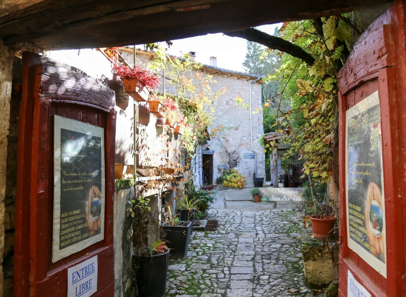 an open door with views onto a small medieval alley in Saint-Cirq-Lapopie