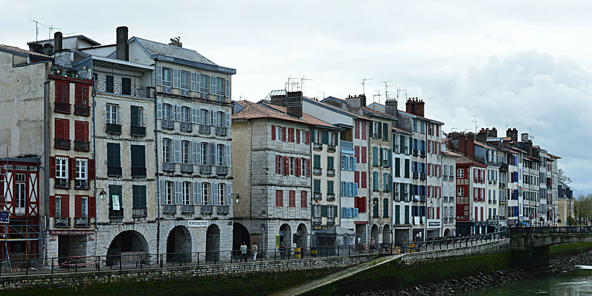 Bayonne houses on the banks of the river