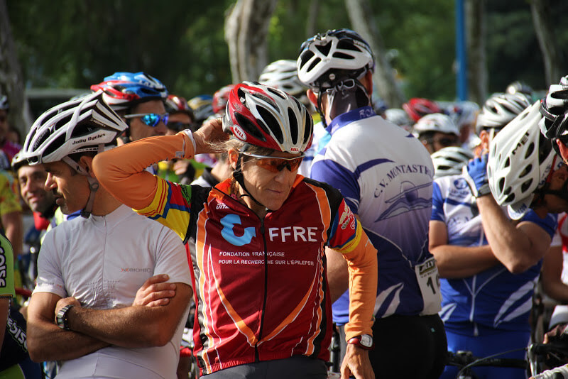 marion clignet waiting at the start of a bicycle race in france