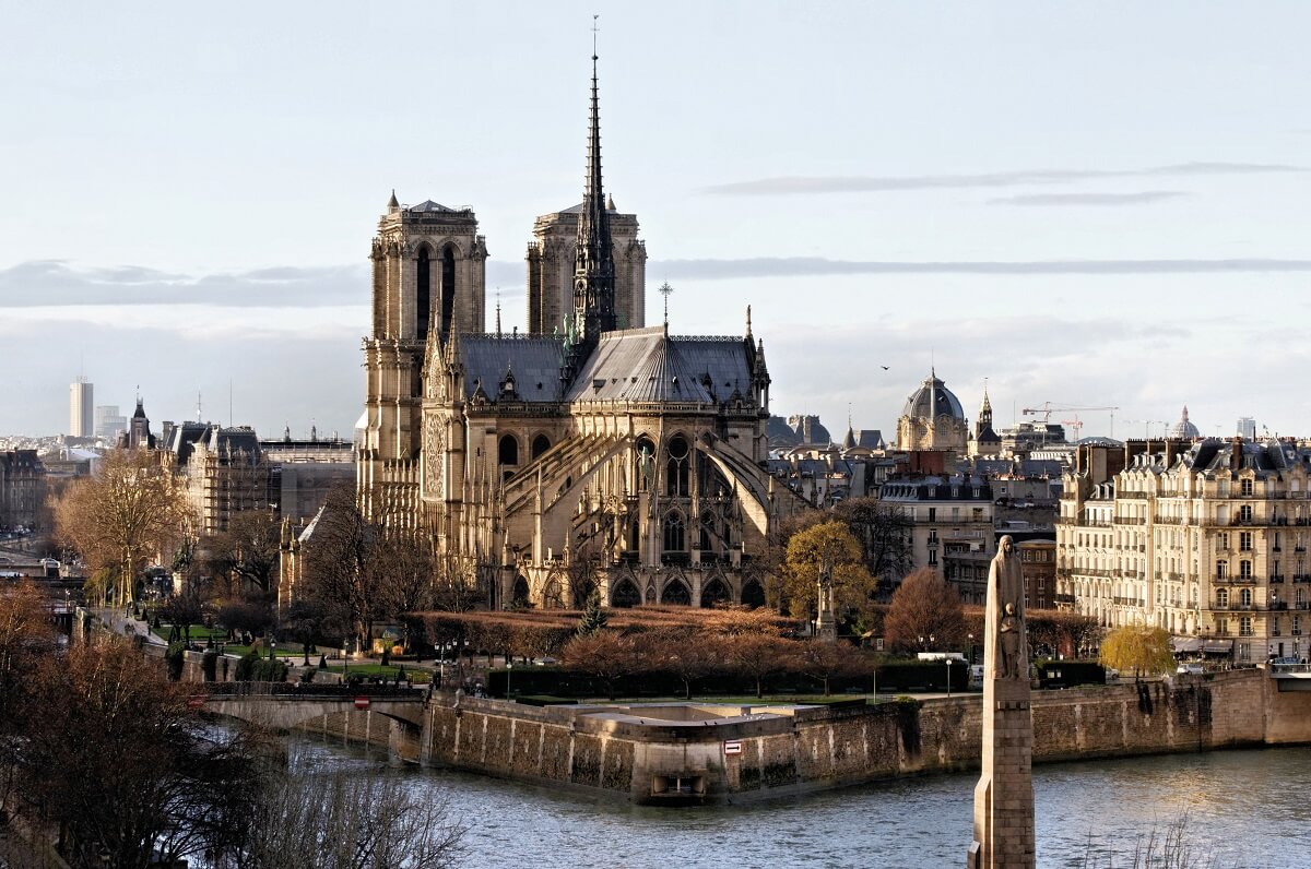 Seine River and Notre Dame seen from the back; layover in paris on your own