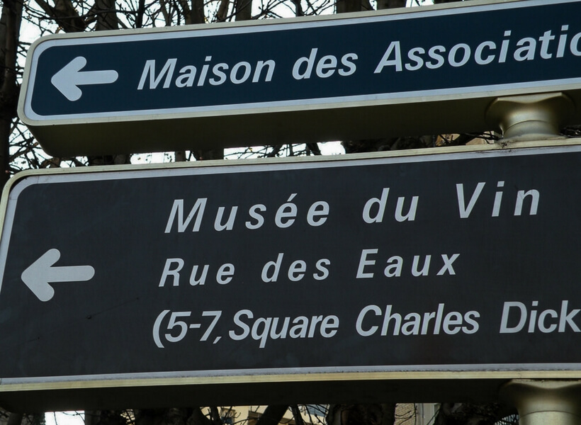 Sign that shows the way to the Wine Museum in Paris