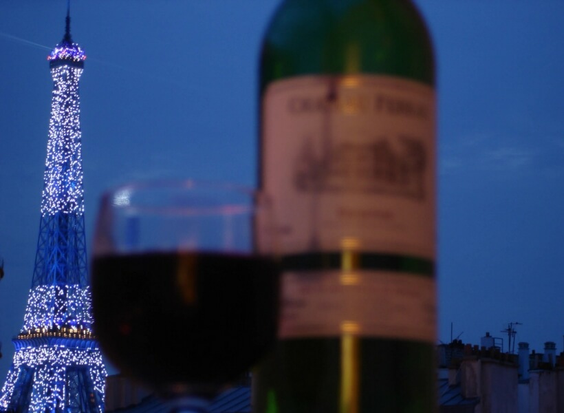 eiffel tower and wine bottle: wine museum in Paris