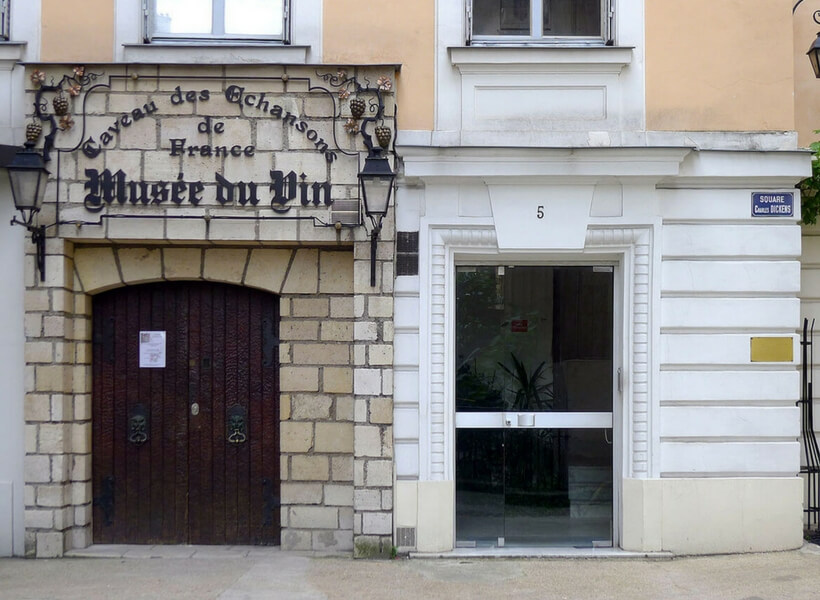 entrance of the wine museum in paris