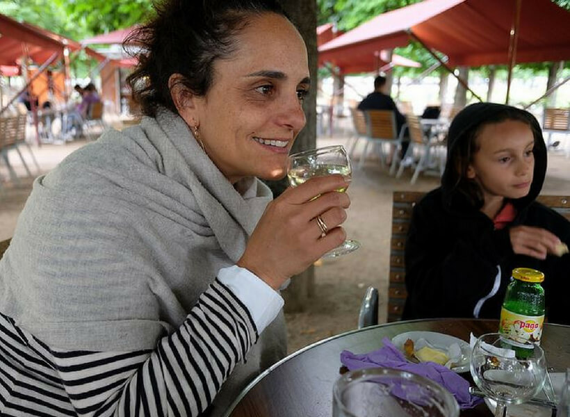 Alex and her daughter at a café in Paris