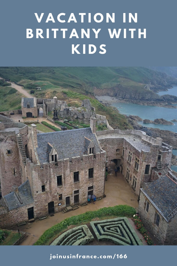 Looking for attractions in France for active kids? Have the spirit of adventure but you also love historical villages and fairy-tale châteaux? Brittany could be the ticket for you! In this episode of the podcast Matt also tells us about traveling in France with her daughter who has severe food allergies, and about driving in France. #brittany #kidstravel