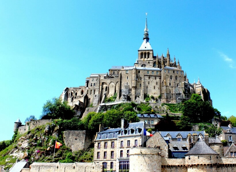 train in france; is it possible to visit the mont saint michel as a day trip from paris