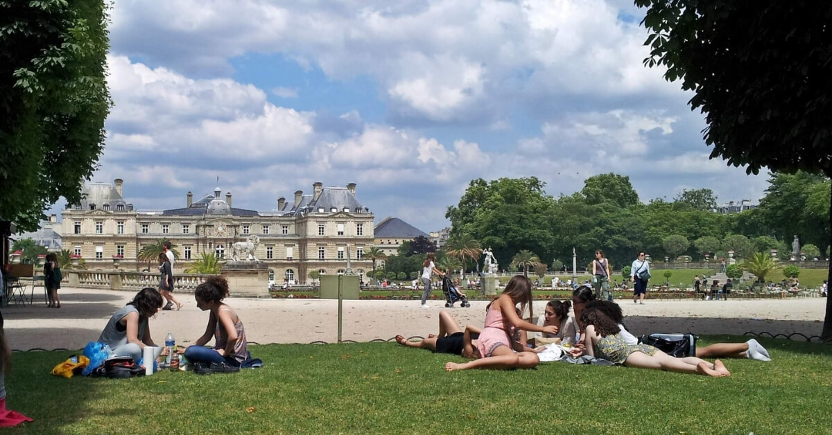 people having a picnic in paris at the Luxembourg Gardens
