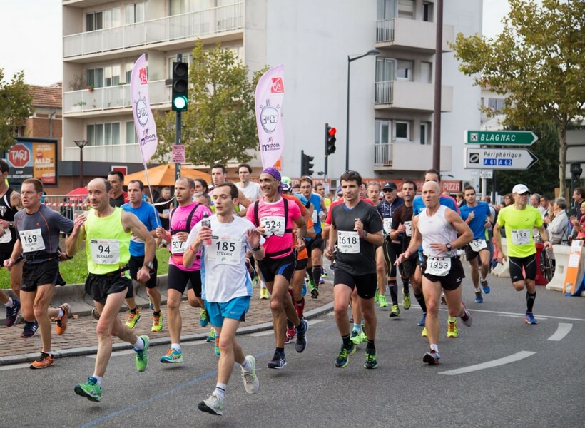 large group of people running in the toulouse marathon