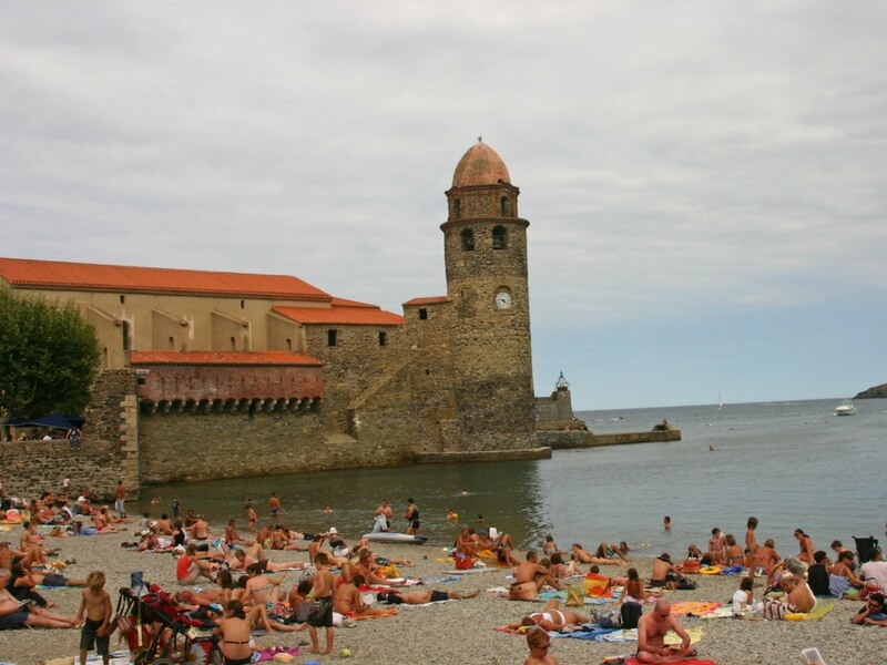 families on a beach, crowded beach, mediterranean sea, the fort of collioure