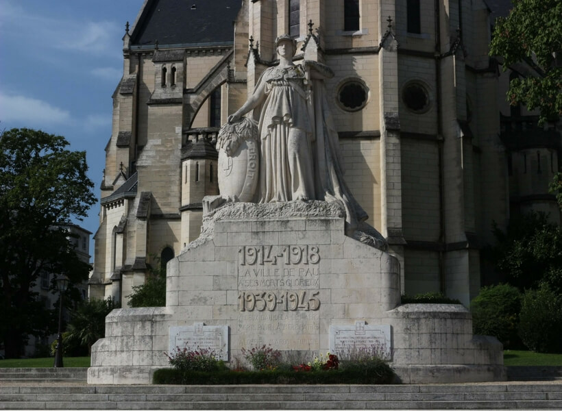 monument honoring war dead in pau near the cathedral