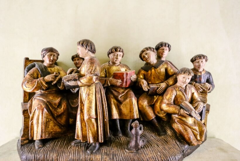 wooden painted sculpture at the cluny museum picturing young students. walking tour at the cluny museum in paris episode