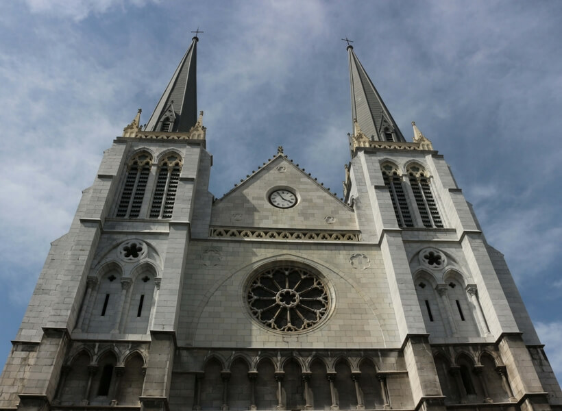 pau cathedral up front