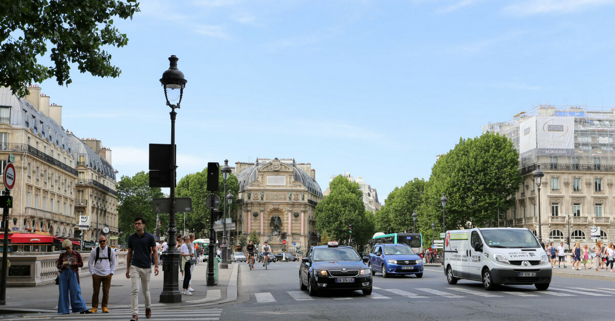 Paris street with taxi: Best Paris Airport Transfer