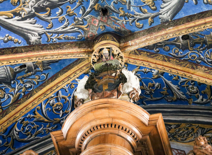 Detail at the top of a column inside the Albi Cathedral