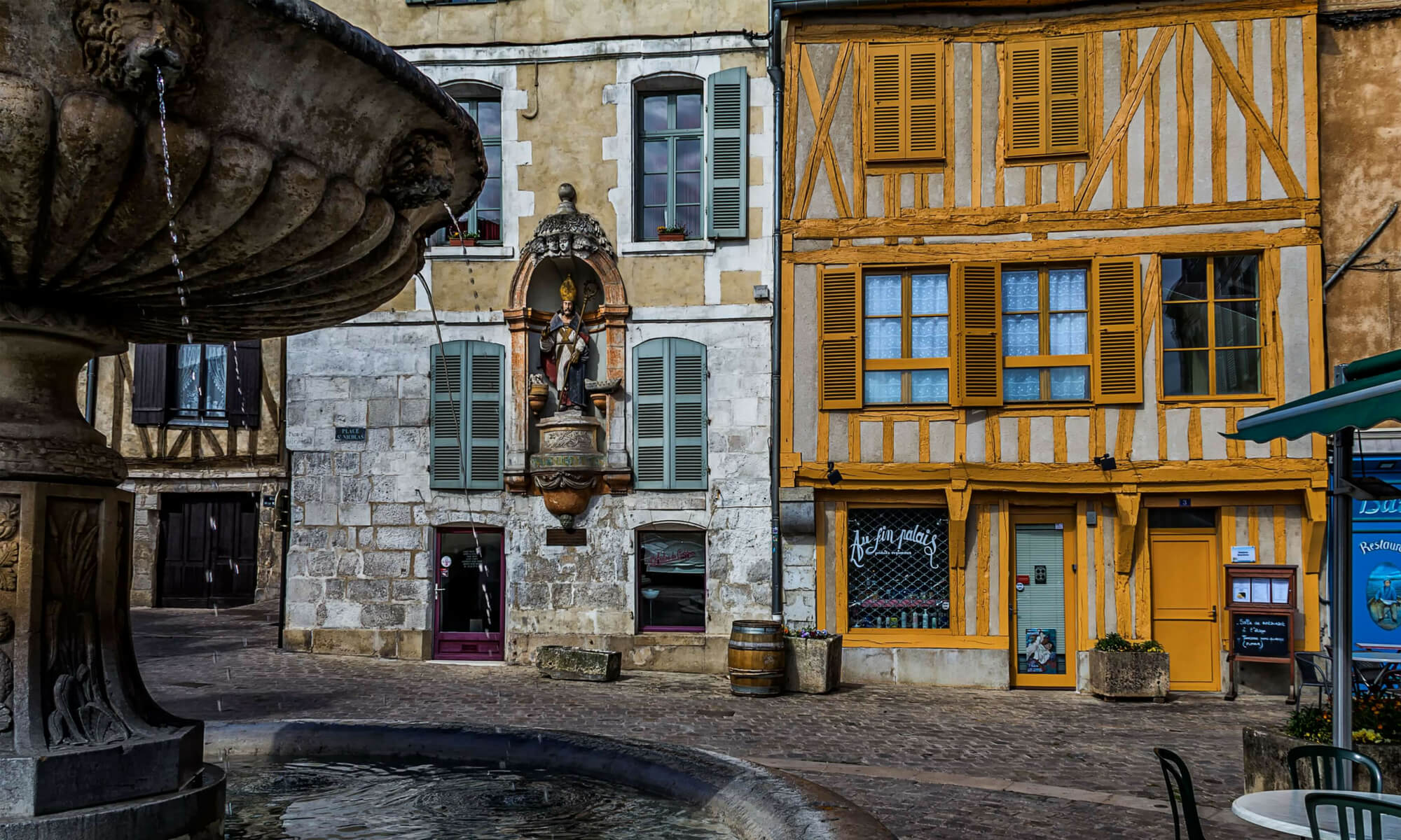 Auxère city center with medieval houses and fountain
