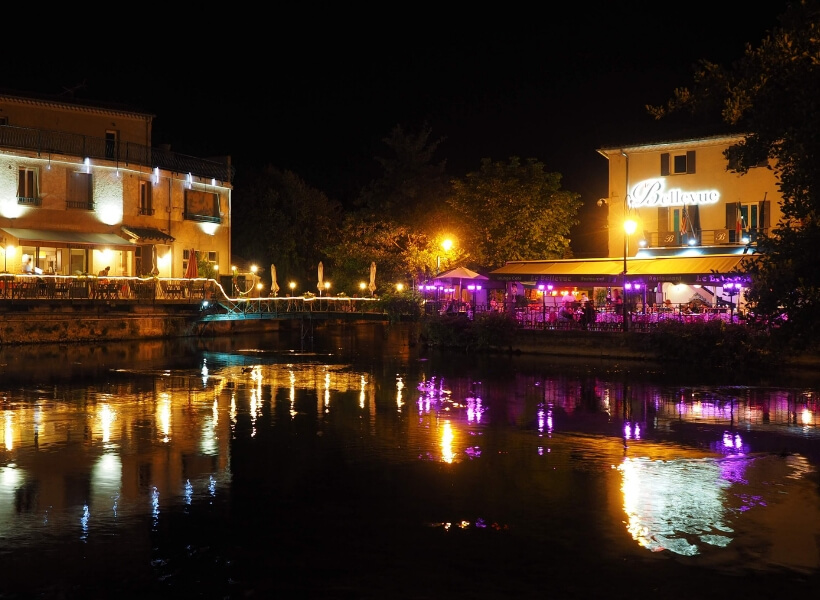 l'isle-sur-la-sorgue at night seen from one of the canals