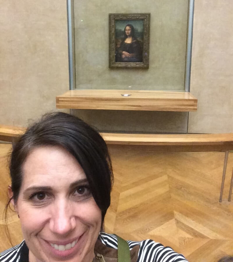 Corrie taking selfie in front of the Mona Lisa