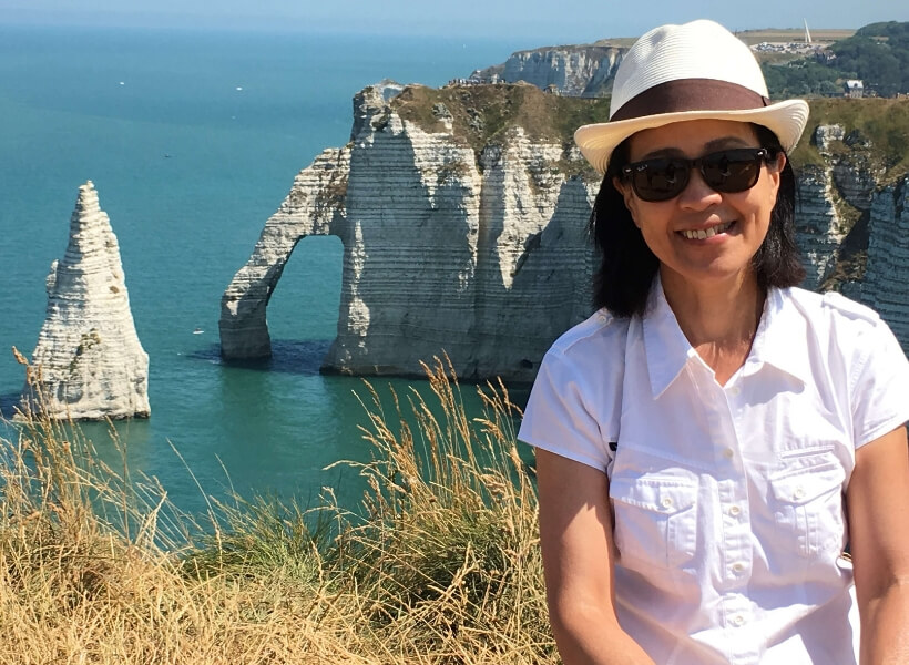 Janice em frente a uma das portas em Etretat na Normandia