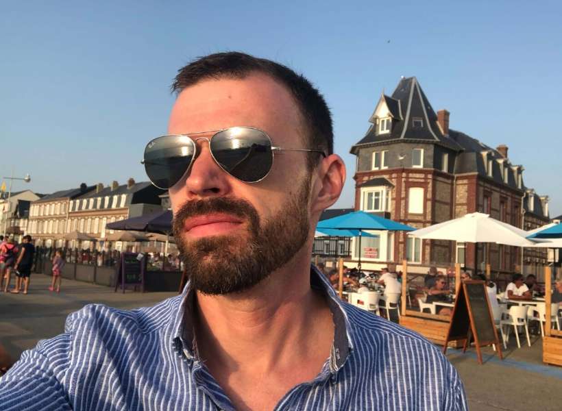 Selfie of a hbBearded man with sunglasses, this is David Blanc . Getting Around France episode