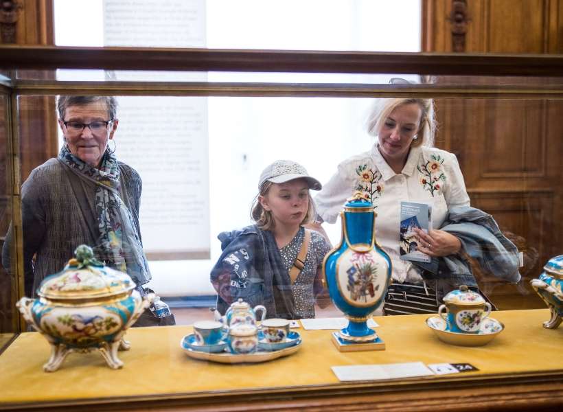 Maren, her daughter and mother looking at a display in a museum: multi-generational trip to Paris episode