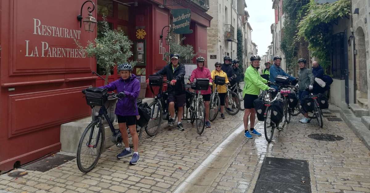 Provence cycling tour: group ready to go!