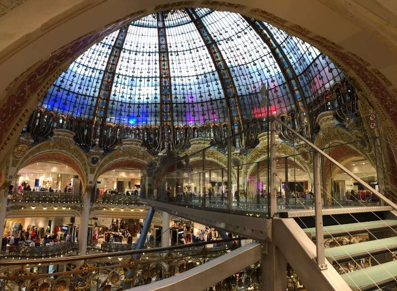 the glass walkway at the Galleries Lafayette: grands magasins episode