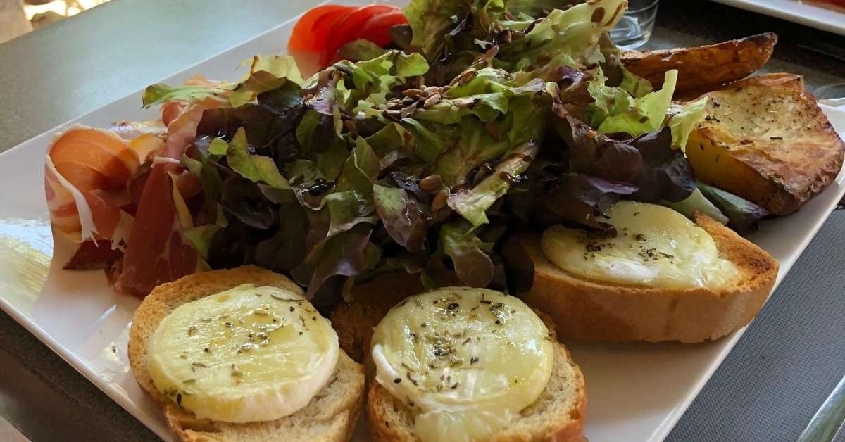 Salad with chèvre toast: Summer Lunches in France episode