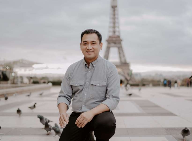 Ernesto de Jesus in front of the Eiffel Tower: brothers meet in Paris episode