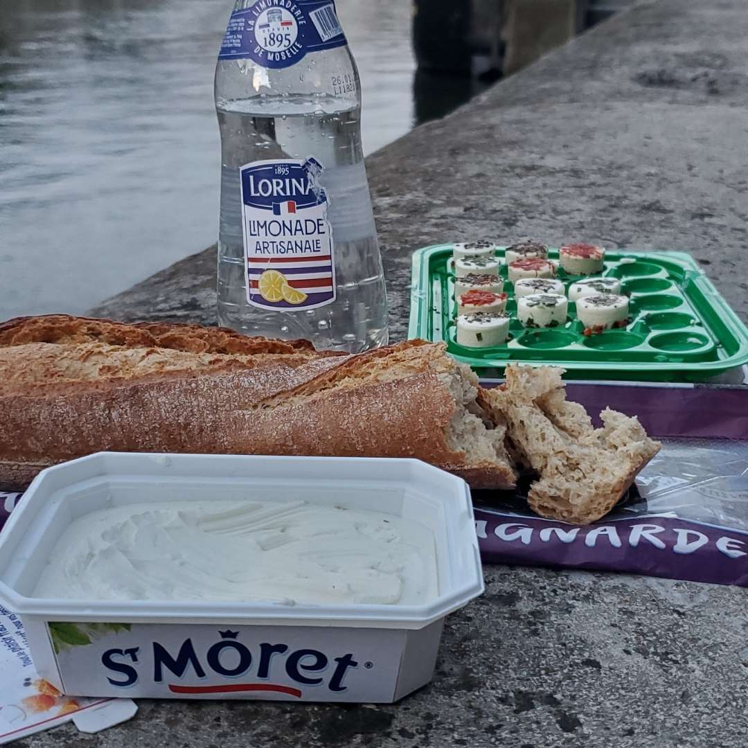 Saint Moret, baguette and limonade: a great picnic on the Canal Saint Martin!