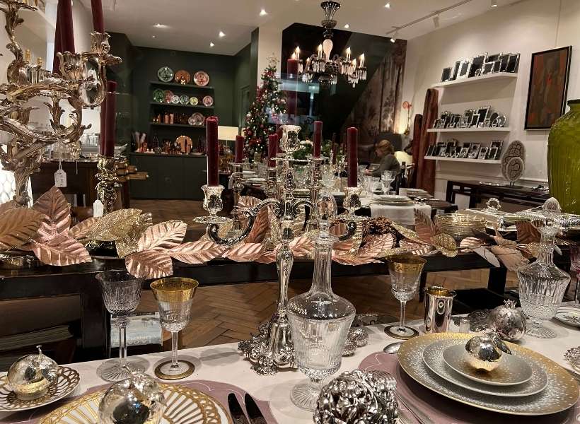 store selling table settings on rue du Bac: the best of Christmas in Paris