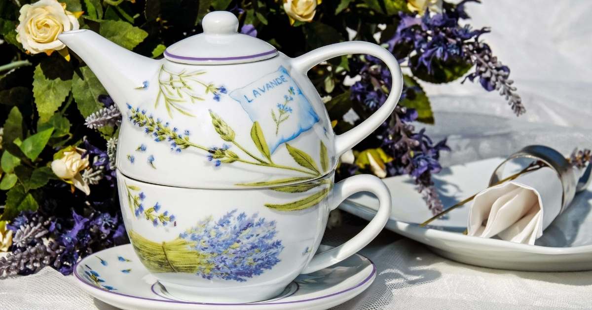 Tea pot that says Lavande: a brief history of porcelain in France episode