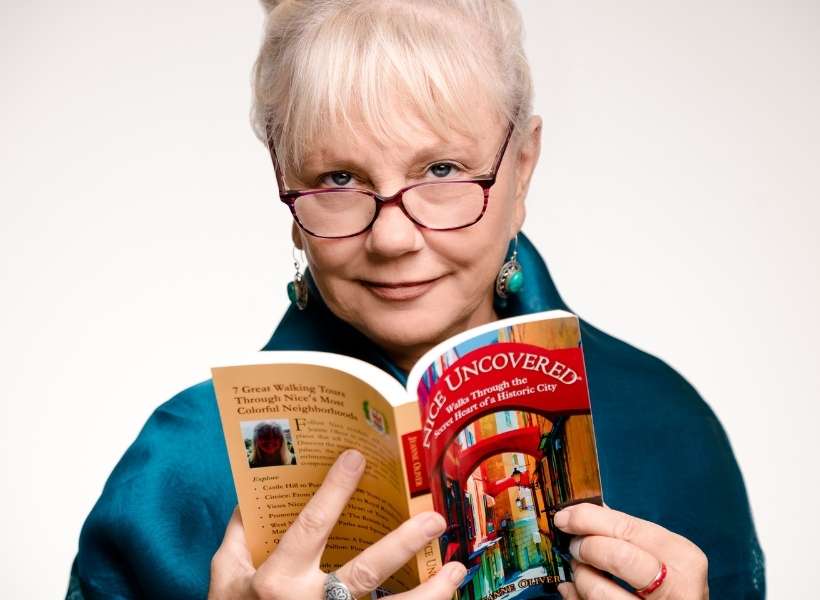 Jeanne Oliver holding her book: Walking tours in Nice episode